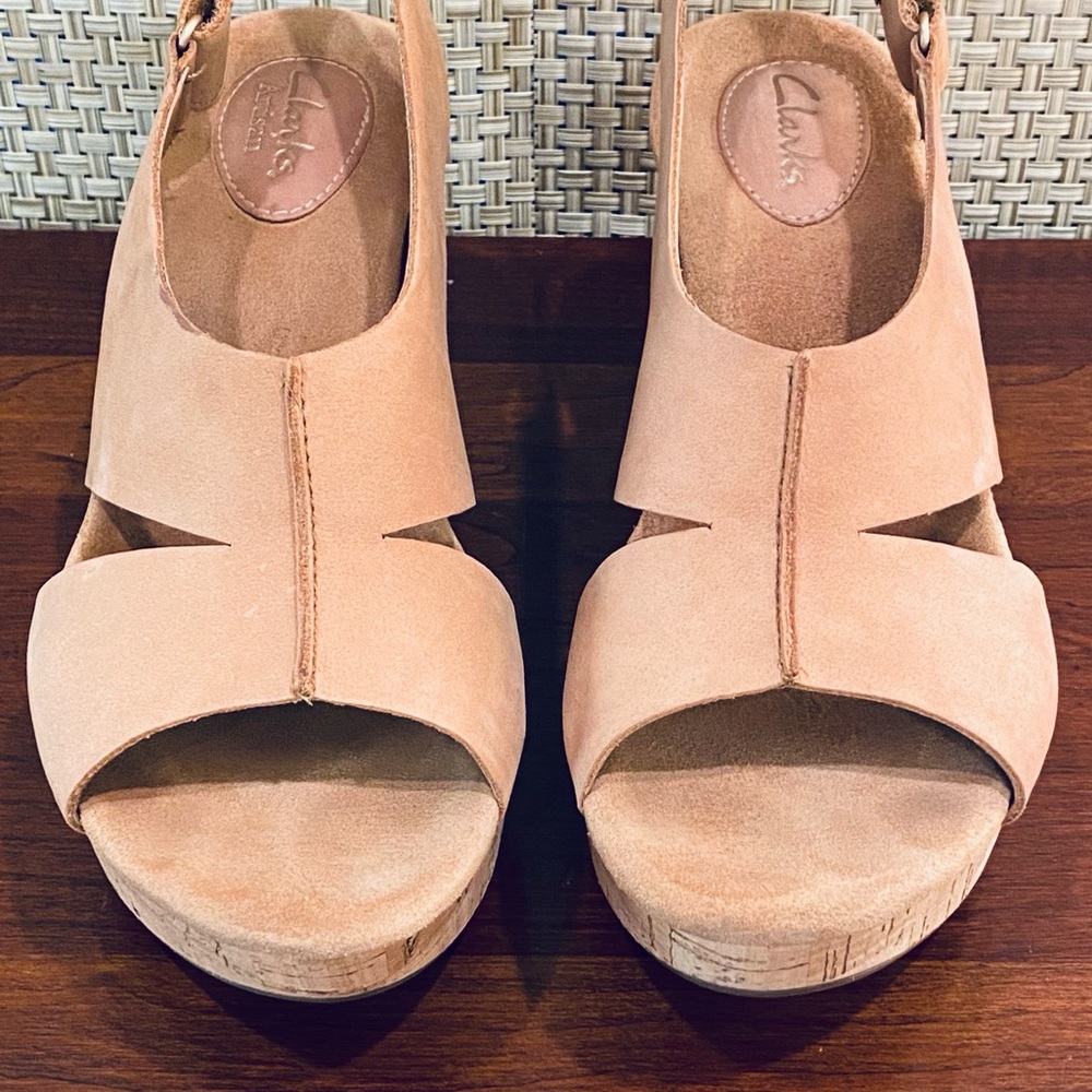 π11xHPππLike New! Clarks Artisan Wedge Sandals Caslynn Tan Nubuck 9M - Picture 3 of 12
